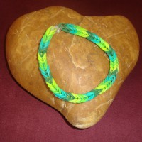 Armband in Grüntönen